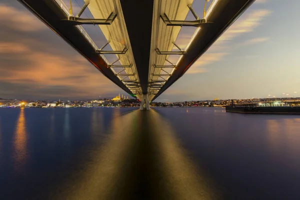 夏の夜の青空とトルコのイスタンブールの都市照明での新しいハリックメトロブリッジ — ストック写真