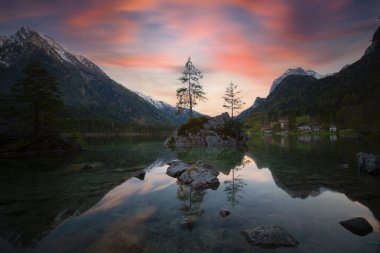 Hintersee Gölü'nün güzel sonbahar sahnesi. Avusturya sınırında Bavyera Alpleri renkli sabah görünümü, Almanya, Avrupa. Doğa kavramı arka plan güzelliği.