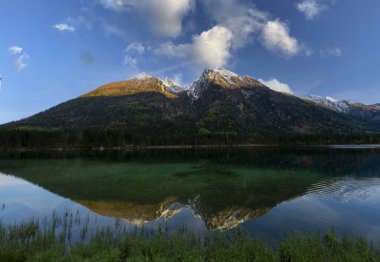 Hintersee Gölü'nün güzel sonbahar sahnesi. Avusturya sınırında Bavyera Alpleri renkli sabah görünümü, Almanya, Avrupa. Doğa kavramı arka plan güzelliği.