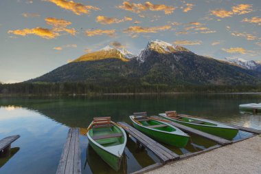 Hintersee Gölü'nün güzel sonbahar sahnesi. Avusturya sınırında Bavyera Alpleri renkli sabah görünümü, Almanya, Avrupa. Doğa kavramı arka plan güzelliği.