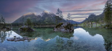 Hintersee Gölü'nün güzel sonbahar sahnesi. Avusturya sınırında Bavyera Alpleri renkli sabah görünümü, Almanya, Avrupa. Doğa kavramı arka plan güzelliği.