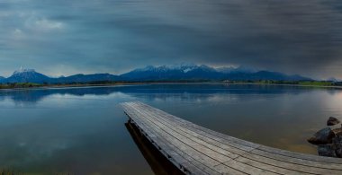 Rıhtımda dağ gölü, Allgu Alpleri, mavi saat, Hopfensee, Hopfen am See, Ostallgu, Bavyera, Almanya