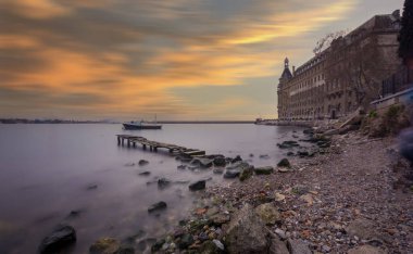İstanbul, Haydarpaşa Kadıköy İstanbul, Türkiye 'den bulutlar ve gökyüzüyle gün batımında ufuk çizgisi