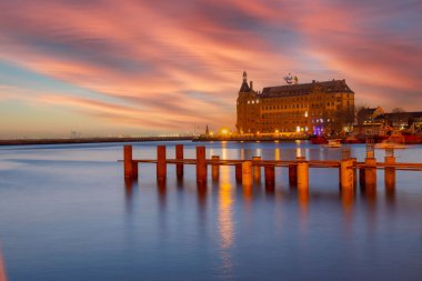 İstanbul, Haydarpaşa Kadıköy İstanbul, Türkiye 'den bulutlar ve gökyüzüyle gün batımında ufuk çizgisi