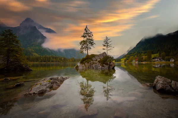 美丽的秋季风景的明湖 奥地利边境 欧洲的巴伐利亚阿尔卑斯山的五颜六色的早晨景色 自然之美概念背景 — 图库照片