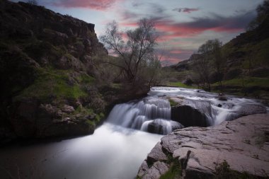 Ihlara vadisi 15 km uzunluğunda ve Kapadokya 'nın 150 metre derinliğinde yaklaşık 50 kaya oymalı kilise ve sayısız kaya kesimli bina barındırıyor..