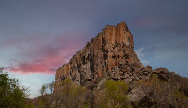 Ihlara vadisi 15 km uzunluğunda ve Kapadokya 'nın 150 metre derinliğinde yaklaşık 50 kaya oymalı kilise ve sayısız kaya kesimli bina barındırıyor..