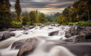Ihlara vadisi 15 km uzunluğunda ve Kapadokya 'nın 150 metre derinliğinde yaklaşık 50 kaya oymalı kilise ve sayısız kaya kesimli bina barındırıyor..