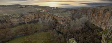 Ihlara vadisi 15 km uzunluğunda ve Kapadokya 'nın 150 metre derinliğinde yaklaşık 50 kaya oymalı kilise ve sayısız kaya kesimli bina barındırıyor..