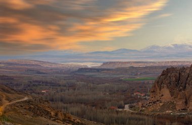 Ihlara vadisi 15 km uzunluğunda ve Kapadokya 'nın 150 metre derinliğinde yaklaşık 50 kaya oymalı kilise ve sayısız kaya kesimli bina barındırıyor..