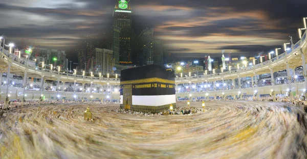 Kaaba Och Dess Minareter Fotograferades Lång Exponering Med Zamzam Tornet — Stockfoto