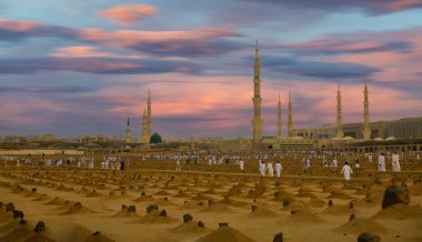 Suudi Arabistan 'ın Madinah şehrindeki bu kutsal mescit. Mak 'tan sonra İslam' ın en kutsal ikinci camii konumundadır.