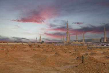 Suudi Arabistan 'ın Madinah şehrindeki bu kutsal mescit. Mak 'tan sonra İslam' ın en kutsal ikinci camii konumundadır.