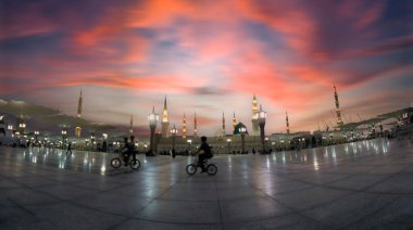 Suudi Arabistan 'ın Madinah şehrindeki bu kutsal mescit. Mak 'tan sonra İslam' ın en kutsal ikinci camii konumundadır.