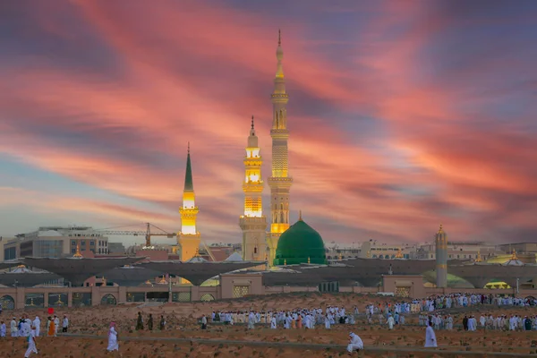 这个神圣的清真寺座落在沙特阿拉伯的Madinah市 它是世界上最大的清真寺之一 是仅次于Mak的伊斯兰教第二大圣地 — 图库照片