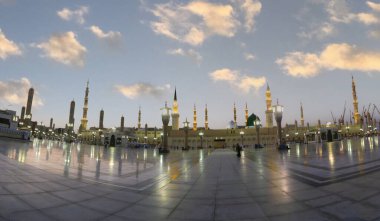 Suudi Arabistan 'ın Madinah şehrindeki bu kutsal mescit. Mak 'tan sonra İslam' ın en kutsal ikinci camii konumundadır.