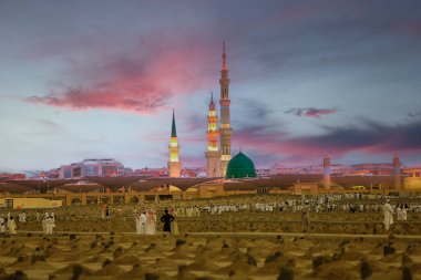 Suudi Arabistan 'ın Madinah şehrindeki bu kutsal mescit. Mak 'tan sonra İslam' ın en kutsal ikinci camii konumundadır.