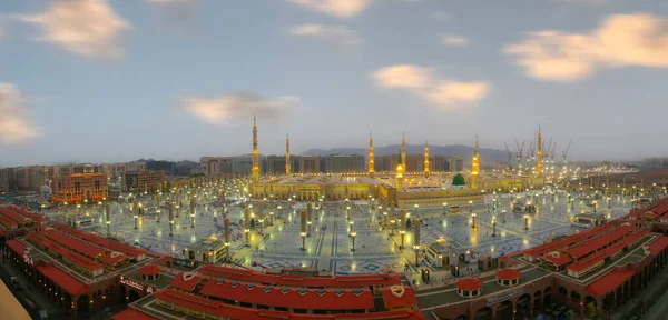 サウジアラビアのマディーナ市に位置するこの聖なるマディーナ 世界最大のモスクの一つで イスラム教で2番目に神聖な場所です — ストック写真