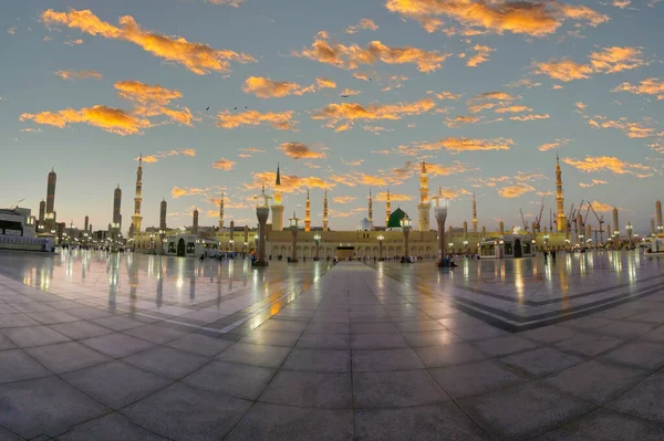 这个神圣的清真寺座落在沙特阿拉伯的Madinah市 它是世界上最大的清真寺之一 是仅次于Mak的伊斯兰教第二大圣地 — 图库照片