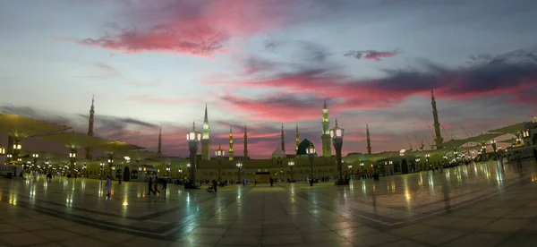 Tento Svatý Masjid Nachází Městě Madina Saúdské Arábii Jedna Největších — Stock fotografie