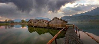 Almanya, Bavyera, Kochelsee Gölü 'nde sisli bir sabah.