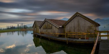Almanya, Bavyera, Kochelsee Gölü 'nde sisli bir sabah.