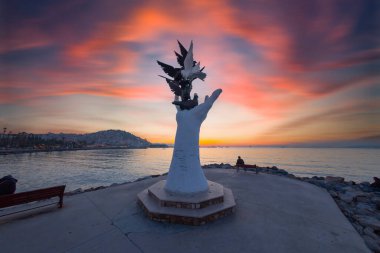 Kusadasi şehir merkezindeki sahil şeridinde Barış Eli heykeli