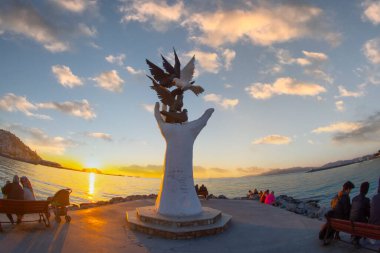 Kusadasi şehir merkezindeki sahil şeridinde Barış Eli heykeli