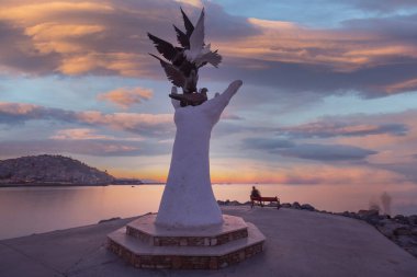 Kusadasi şehir merkezindeki sahil şeridinde Barış Eli heykeli