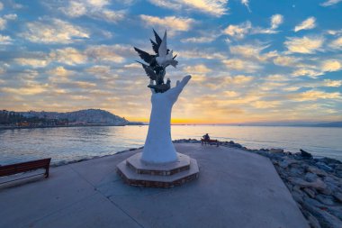 Kusadasi şehir merkezindeki sahil şeridinde Barış Eli heykeli