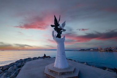 Kusadasi şehir merkezindeki sahil şeridinde Barış Eli heykeli