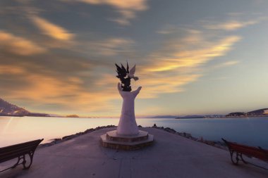 Kusadasi şehir merkezindeki sahil şeridinde Barış Eli heykeli