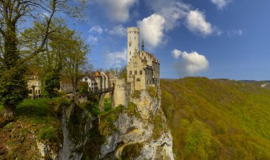 Lichtenstein Kalesi yazın dağın zirvesinde, Almanya, Avrupa. Bu ünlü kale Schwarzwald, Baden-Wurttemberg 'in simgesidir. Peri masalı Lichtenstein Kalesi ve şehir manzarası.