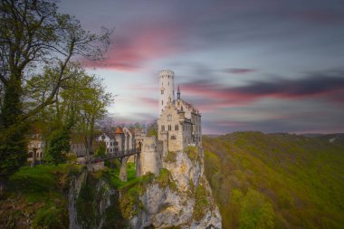 Lichtenstein Kalesi yazın dağın zirvesinde, Almanya, Avrupa. Bu ünlü kale Schwarzwald, Baden-Wurttemberg 'in simgesidir. Peri masalı Lichtenstein Kalesi ve şehir manzarası.