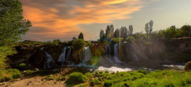 Van-Dogubeyazit karayolunda yer alan Muradiye şelalesi, sık sık Türkiye 'nin Van kentinde turistlerin ziyaret ettiği doğal bir mucize.