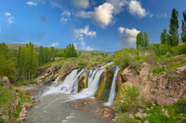 Van-Dogubeyazit karayolunda yer alan Muradiye şelalesi, sık sık Türkiye 'nin Van kentinde turistlerin ziyaret ettiği doğal bir mucize.