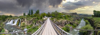 Van-Dogubeyazit karayolunda yer alan Muradiye şelalesi, sık sık Türkiye 'nin Van kentinde turistlerin ziyaret ettiği doğal bir mucize.