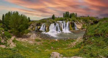Van-Dogubeyazit karayolunda yer alan Muradiye şelalesi, sık sık Türkiye 'nin Van kentinde turistlerin ziyaret ettiği doğal bir mucize.