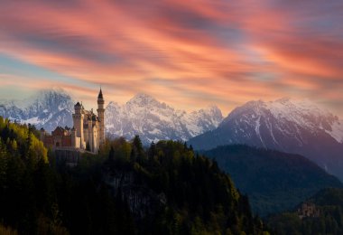 Almanya 'daki Neuschwanstein kalesi.