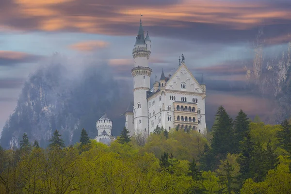 Almanya 'daki Neuschwanstein kalesi.