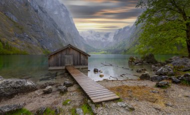 Konigsee Gölü, Berchtesgaden bölgesi, güney Bavyera, Almanya. Kırmızı soğan kubbeli St. Bartholomew Kilisesi. Renkli yapraklı sonbahar sahnesi, Alp Gölü ve Watzmann Dağı