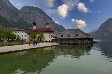 Konigsee Gölü, Berchtesgaden bölgesi, güney Bavyera, Almanya. Kırmızı soğan kubbeli St. Bartholomew Kilisesi. Renkli yapraklı sonbahar sahnesi, Alp Gölü ve Watzmann Dağı