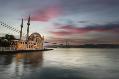 Güneş doğarken İstanbul 'daki Ortakoy Camii ve Boğaz köprüsü, Türkiye