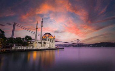 Güneş doğarken İstanbul 'daki Ortakoy Camii ve Boğaz köprüsü, Türkiye