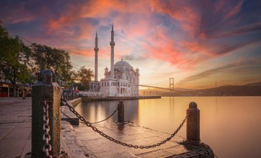 Güneş doğarken İstanbul 'daki Ortakoy Camii ve Boğaz köprüsü, Türkiye