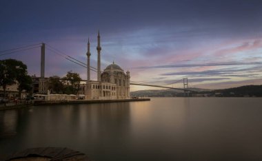 Güneş doğarken İstanbul 'daki Ortakoy Camii ve Boğaz köprüsü, Türkiye
