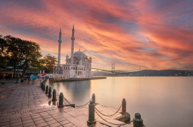 Güneş doğarken İstanbul 'daki Ortakoy Camii ve Boğaz köprüsü, Türkiye