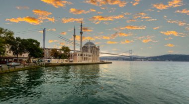 Güneş doğarken İstanbul 'daki Ortakoy Camii ve Boğaz köprüsü, Türkiye