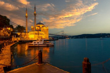 Güneş doğarken İstanbul 'daki Ortakoy Camii ve Boğaz köprüsü, Türkiye