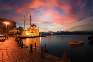 Güneş doğarken İstanbul 'daki Ortakoy Camii ve Boğaz köprüsü, Türkiye